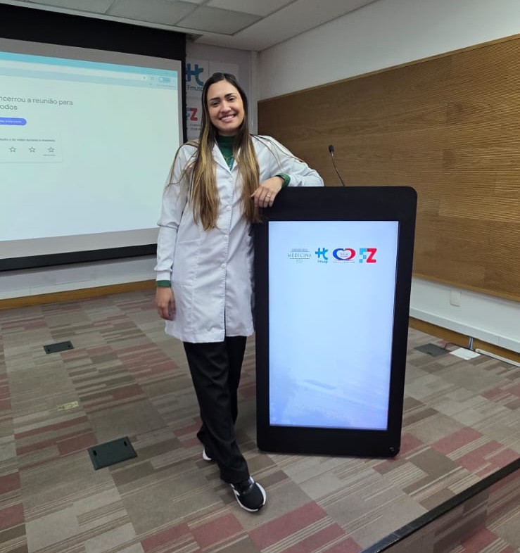 Dra. Iasmim Borges em auditório